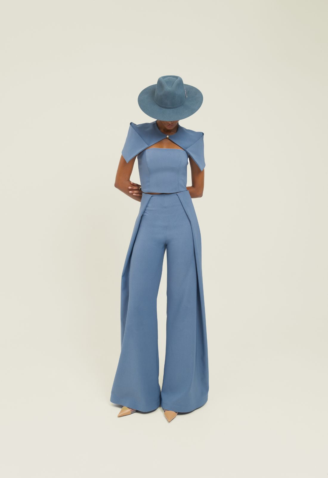 Pantalón tiro alto con pretina interna y prenses laterales de diseño moderno y silueta elegante