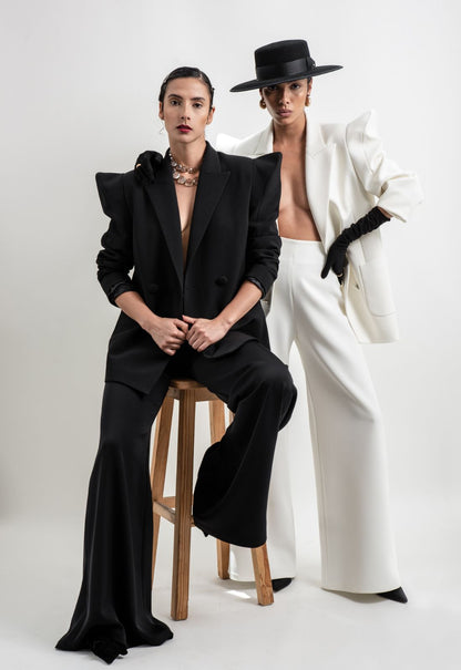 Blazer oversize sastre de cruce doble con cuatro botones, hombros en punta y bolsillos parche