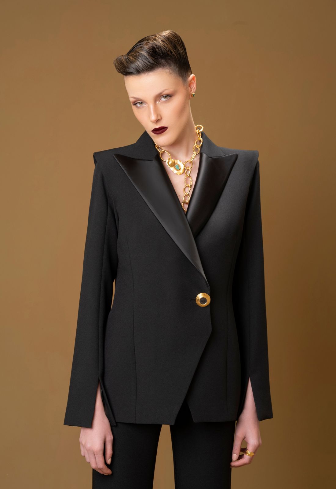 Blazer oversize de mujer con solapa en punta y un botón con detalle estructurado en espalda