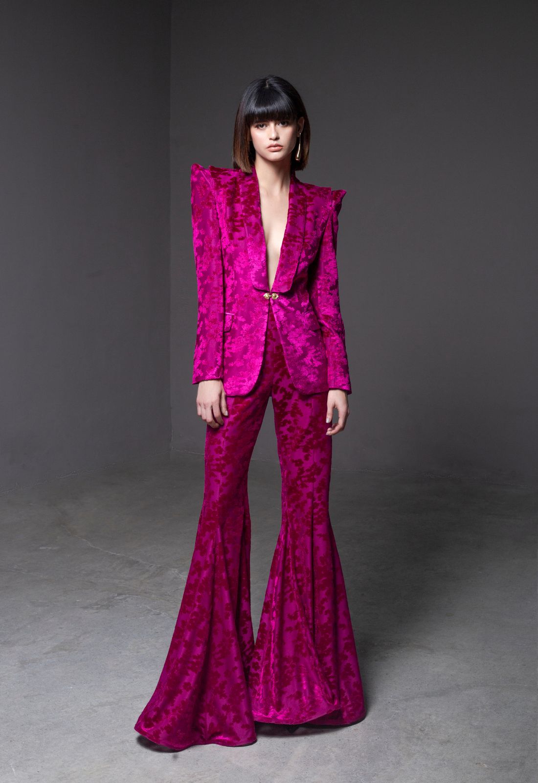 Blazer Renacer con broche en cintura y hombreras elegante