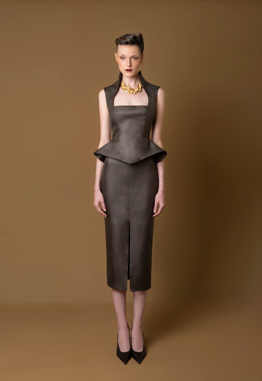 Falda midi de mujer con abertura frontal y silueta estructurada