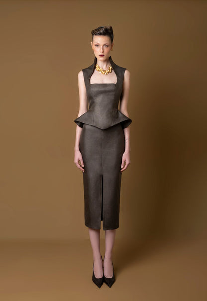 Falda midi de mujer con abertura frontal y silueta estructurada