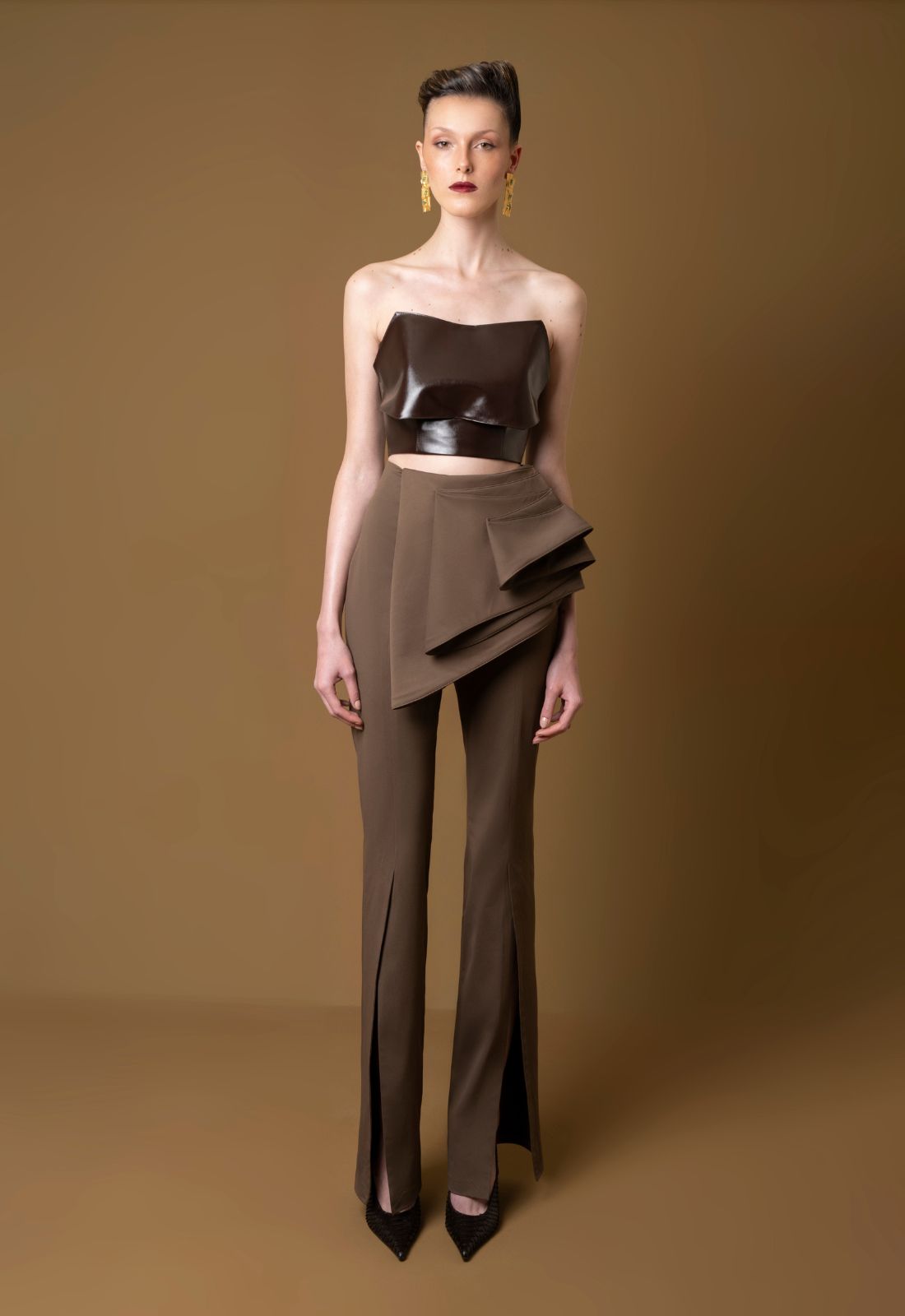 Pantalón de mujer con abertura frontal y peplum desmontable