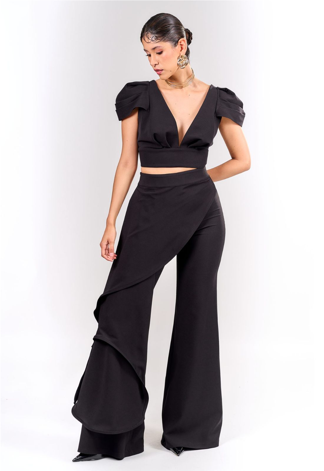 Pantalón tiro alto de dos piezas con bota Palazzo y peplum asimétrico sobre la pierna derecha en tono azul