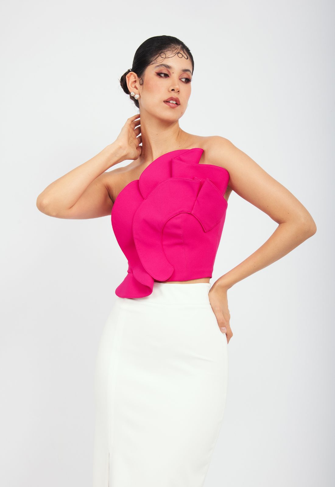 Crop top strapless con diseño floral y pétalos en relieve en el delantero